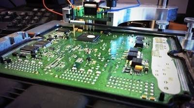 Trabajo de soldadura y micro-electrónica automotriz